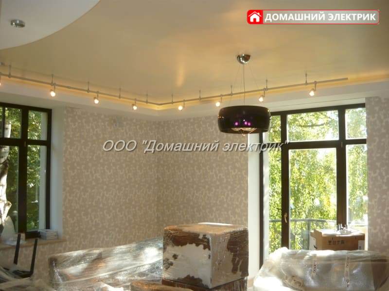 монтаж шинопровода и люстры в гостиной элитной квартиры премиум класса в Санкт-Петербурге